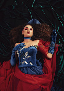 复古华服中的宫廷风美人躺卧