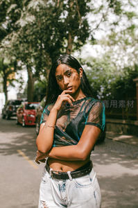 街拍女孩手托下巴，透视上衣配破洞牛仔