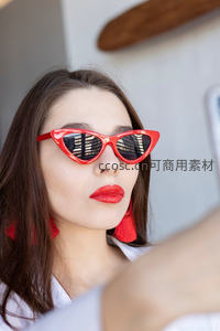红唇墨镜时尚女郎自拍特写