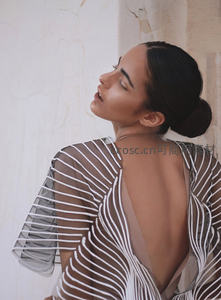 条纹透视装背部艺术写真