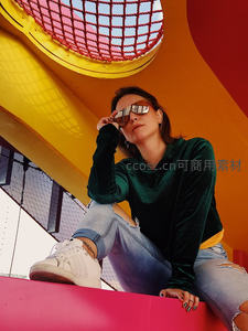 彩色建筑前潮女休闲坐姿