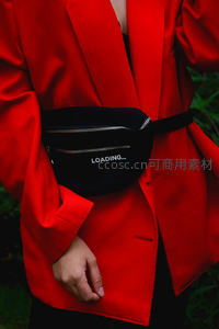 红西装配黑腰包，潮流宣言醒目