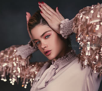 闪亮礼服妆容艳，红甲魅惑眼神深