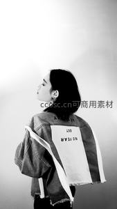 黑白背景下牛仔外套少女