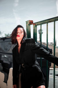 街头黑西装红唇女郎