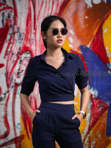 涂鸦墙前深蓝套装酷飒女郎