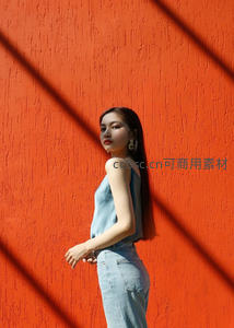 橙墙剪影侧颜美女时尚大片