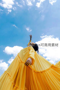 黄裙少女仰望蓝天