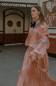 复古地铁站优雅女郎