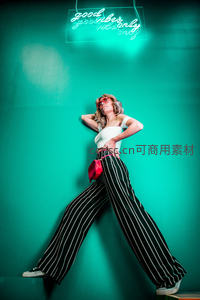 霓虹绿墙下的潮流姿态