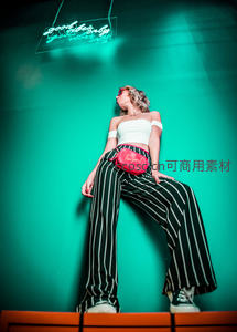 霓虹灯下慵懒倚坐