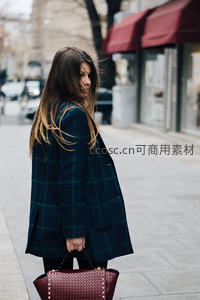 格纹大衣街角回眸