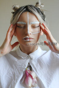 闭目冥想的女子，面部绘有白色线条