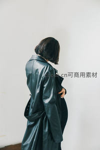 背影优雅，黑色皮衣勾勒时尚轮廓
