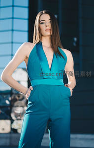 蓝绿连体裤美女，都市建筑前气场全开