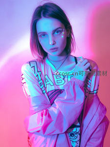 霓虹光影下的未来感少女，科技潮酷妆容特写