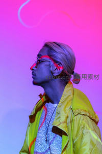 霓虹光影下黄衣青年侧脸艺术照