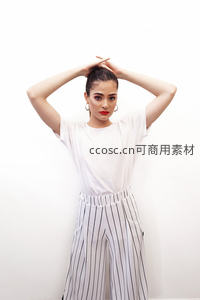 简约白墙前，女性优雅造型特写