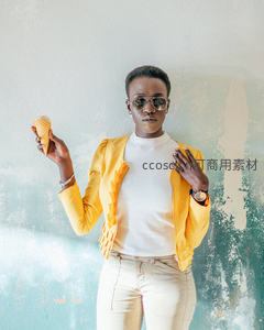 时尚女性手持冰淇淋优雅自拍