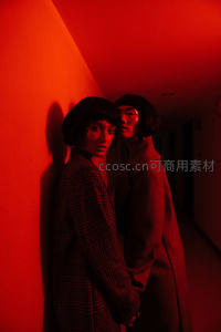 红色光影下的双人时尚写真