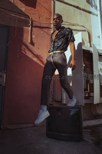 街头旧电视上的潮流男模