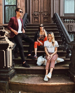 三人时尚街拍，复古门廊前的潮流姿态