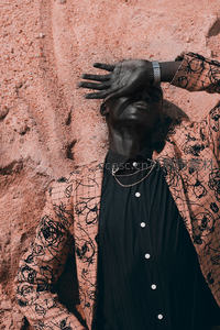 沙地中的时尚姿态与沉思瞬间