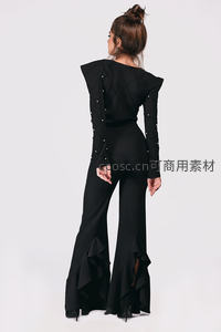 黑色礼服背面设计展现优雅曲线