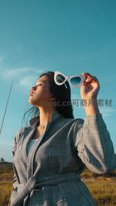 户外格调：格纹外套下的惬意时光