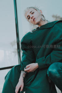 绿衣银发潮人街头时尚写真