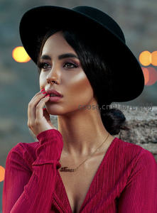 红裙黑帽美人黄昏沉思瞬间