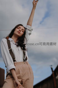 仰望天空的优雅女性