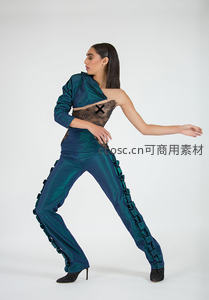 蓝绿色时尚舞者造型