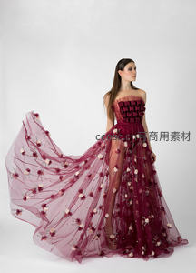 酒红色礼服飘逸绽放，如梦似幻的优雅瞬间