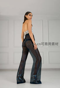 透明裤装时尚回眸，简约空间中的前卫美学