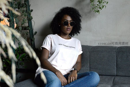 居家慵懒风，印字T恤与圆框墨镜的随性搭配