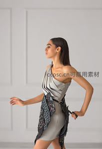 银灰礼服侧影展现优雅曲线