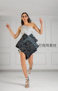 白色空间中的优雅舞步