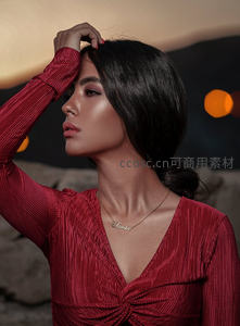 红裙女子的温柔侧颜