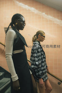 粉墙楼梯间的双人时尚行