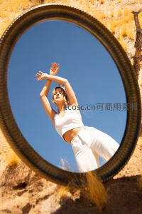 镜中舞者蓝天映衬沙漠之舞