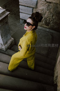 黄衣女郎石阶，复古墨镜高盘发