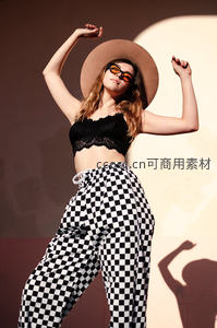 舞动棋盘格，黑蕾丝配宽檐帽