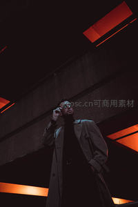 暗调光影下的神秘男子