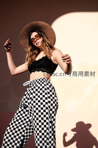 棋盘格阔腿裤时尚写真