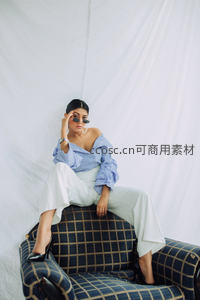 蓝白条纹衬衫的优雅坐姿