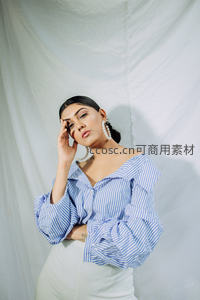 蓝条纹衬衫配珍珠耳环写真