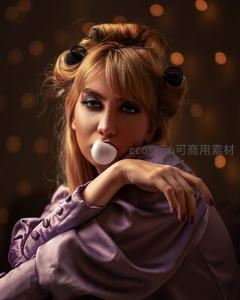 紫衣女子卷发吹泡泡糖俏皮可爱