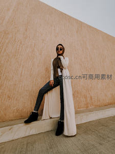 头巾女子倚墙展现现代摩登风格