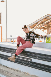 街头时尚少女坐阶台